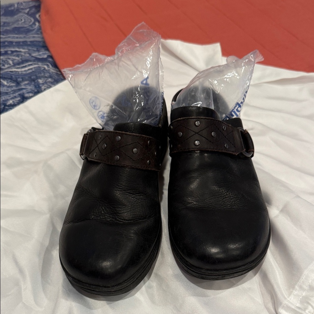 b.o.c. Black and Brown Leather Slip-On Mules